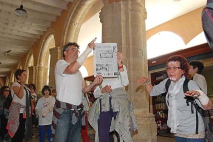 Paralizados. Los participantes del flashmob estuvieron en el Claustre - Gemma Andreu