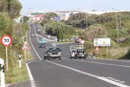 CARRETERA. El primer convenio servirá para financiar las actuaciones de mejora y ampliación de la carretera general - Javier