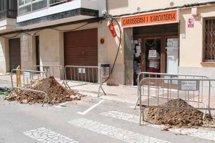 Obras. El ruido de la maquinaria y las zanjas ocupan calles de la ciudad como Miquel de Verí, Josep Anselm Clavé y Sa Lluna - Javier