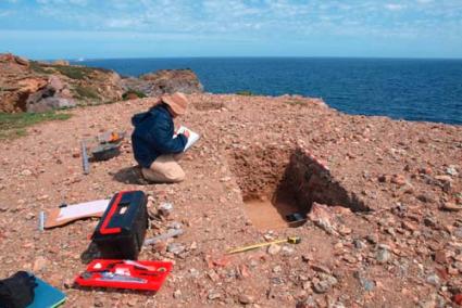 sondeos. El equipo de arqueólogos ha realizado seis catas en la escombrera número 1, situada en la zona más próxima al mar - arqueobalear