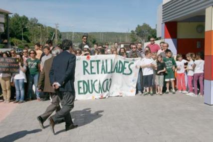 visita. Las autoridades recorrieron las instalaciones mientras los manifestantes esperaban en el exterior - Cris