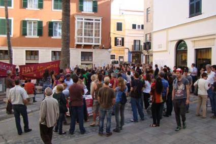 Participación. La Plaza Colón de Maó se convirtió de nuevo en el centro neurálgico del malestar de la ciudadanía - Pep Mir