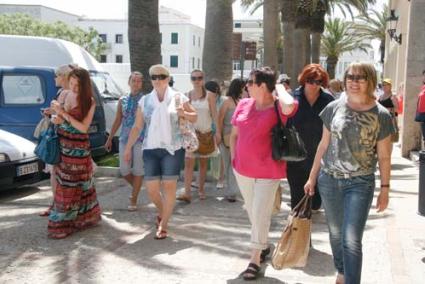 Visita. Los agentes turísticos pasearon ayer por las calles céntricas de Ciutadella - Cris