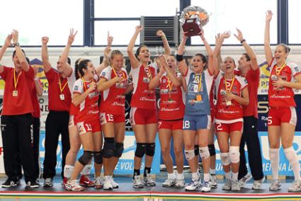 Las campeonas, celebrando el título conseguido. - Photodeporte