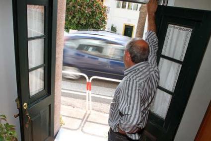 A la espera. Mañana serán muchos menos los coches que pasarán a apenas un metro de la puerta de esta casa - Gemma Andreu