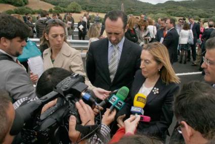 Pastor. La ministra atendió a los medios de comunicación al acabar el acto de inauguración del desvío de Ferreries - Cris