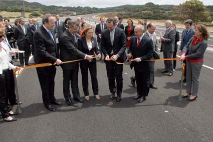 Cinta. La ministra de Fomento, Ana Pastor, inauguró ayer a mediodía la variante de Ferreries - Cris Llufriu