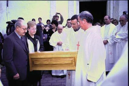 Restos. La ceremonia del traslado de los restos del mártir, en el año 2000, a la iglesia de Sant Bartomeu - Archivo