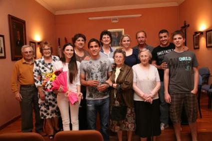 reconocimiento. Guillem, posó con toda su familia en el salón de actos del Ayuntamiento de Es Mercadal - Javier