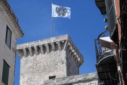 Pont de Sant Roc. El nuevo equipo de gobierno ha hecho un mayor uso de la bandera, hasta el jueves oficiosa, exhibiéndola en varios lugares - Gemma Andreu