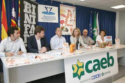 Mesa. Carlos Cendra, Luis Anglés, Josep Fortuny, Salomé Cabrera, José Bosch y Paloma Bandera