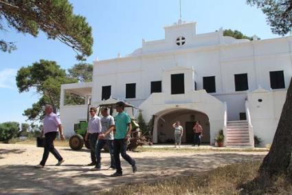 Apuntar. Simón de Olivar, els dos caixers pagesos, Pau Bosch Salord i Pau Bosch Moll i el fabioler Sebastià Salort iniciaren ahir les visites als llocs per inscriure els cavallers - Gemma Andreu