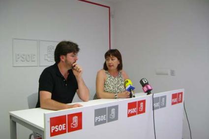 COMPARECENCIA. Vicenç Tur y Francina Armengol, ayer durante la rueda de prensa en la sede del PSOE - P.PSOE