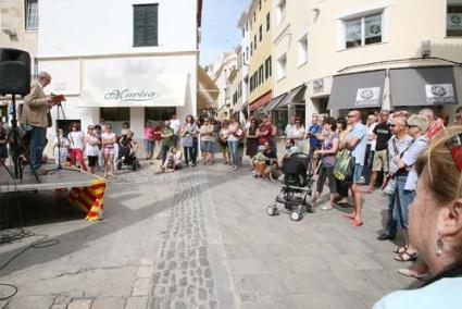 Maó. Va ser el primer poble de l’acte reivindicatiu i va reunir en torn de 60 lectors a més de la música de Pinyeta Pinyol i de Joan Carles Villalonga - Javier