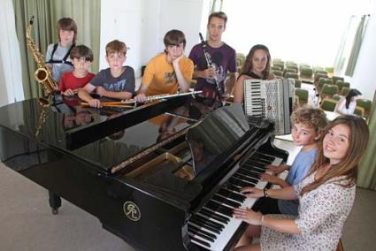 Música. Aquests set cosins s’han unit per interpretar junts una cançó en un concert de l’Escola des Mercadal - Gemma Andreu