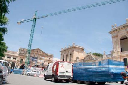 Grua. Instal·lada a la plaça des Born des del mes de gener, es desmuntarà per evitar accidents i reduir riscos durant les festes - Cris