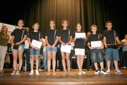 Premiats. Els set alumnes amb els seus diplomes acreditatius - Cris