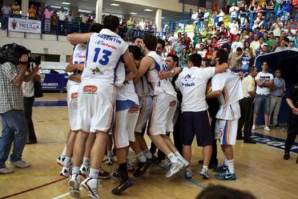 Melilla vivió ayer el tercer ascenso, tras los de León, en 2005, y Maó, en 2010 - Photodeporte