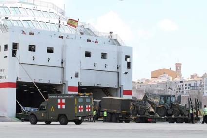 Desembarco. La UME a su llegada a la Isla y la zona de Cala Mitjana que arrasará el incendio simulado - Gemma Andreu