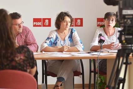 Comparecencia. Joan Marquès, Pilar Carbonero y Joana Barceló, ayer en la sede del PSOE de Ciutadella - Paco Sturla