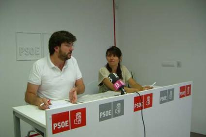 Socialistas. El portavoz del PSOE, Vicenç Tur, junto a la concejala, Elena Costa - PSOE