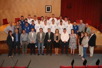 foto de familia. Todos los integrantes de la expedición del Menorca Bàsquet inmortalizaron su visita al Consell insular con Tadeo, Pons y los demás políticos presentes - Javier