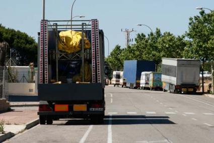 Els primers. Estacionats a un carrer del polígon industrial, a l’espera de poder muntar - Cris