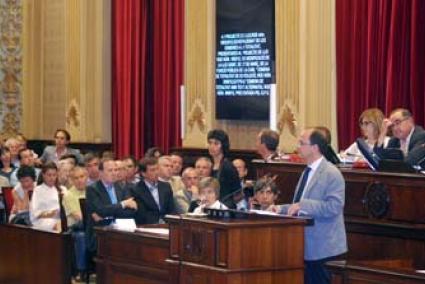 debate. Simón Gornés defendió el martes la modificación de la legislación ante un Parlament repleto de público - parlament illes balears