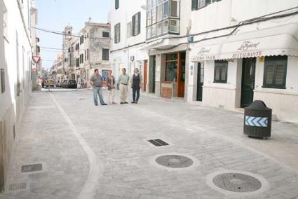 Rehabilitación. La alcaldesa y algunos concejales visitaron ayer la calle acabada de reurbanizar - Javier