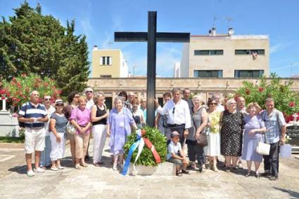 Visita. El grupo llegado desde Francia acudió por la mañana al cementerio municipal - Paco Sturla