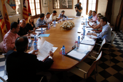 Los ocho alcaldes de la Isla, junto con responsables del Consell, esta mañana en el Ayuntamiento de Ciutadella. - CRIS