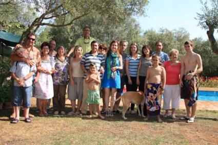 De izquierda a derecha, Ramón junto a su padre, s’àvia Guideta, l´avi Joan, Juana Loli, Juana y su esposo Xisco, su sobrino Pere, sus padres, Nito e Isabel, Consuelo, y Miguel, Susana, Mireia i Tito, Margarita Pons Ortega, Vda. De Juan Ametller Caules, en medio de dos de sus nietos. Mientras na Mel, escondía su cara avergonzada la fotografiaran. Foto Miguel Ametller Pons