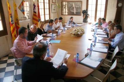 Reunión. Los alcaldes de la Isla y varios representantes del Consell analizaron varios temas en el Ayuntamiento de Ciutadella - Cris