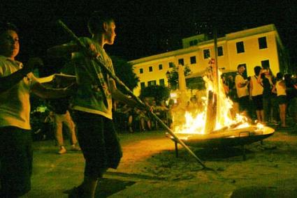 Foguera encesa. El foc és símbol de renovació, ahir es van encendre menys festers que en anys anteriors, però amb la mateixa alegria i sentit, preludi de la festa - Cris