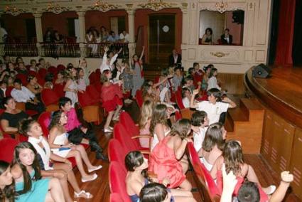 Teatre. La gala de Desafío Menorca fue la puesta de largo de una propuesta en la que han participado 125 niños experimentando todo tipo de pruebas en toda la Isla - Javier