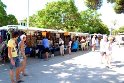 MERCADO. Se han eliminado cinco puestos ubicados junto a la parada de taxis y otros cuatro tenderetes situados frente al Burger King, entre otros
 - Paco Sturla