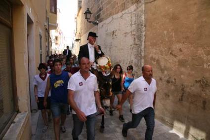 Replegant. El fabioler, al capdavant de la desfilada, va recórrer els carrers per incorporar els caixers i cavallers, seguit d’una multitud - Javier