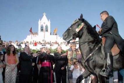 A l’ermita. Tots i cada un dels genets de la qualcada van saludar a monsenyor Salvador Giménez Valls, acompanyat pel vicari general, Gerard Villalonga, i el bisbe auxiliar de Barcelona, Sebastià Taltavull. La pregària de les vespres reforçà la fe en Sant Joan Baptista - Cris