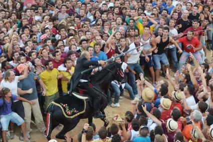 ENSORTILLA. Els cavallers i caixers corregueren enguany amb un gran passadís i afinaren la punteria fins aconseguir el segon millor resultat de la dècada, dotze anelles - javier / paco sturla