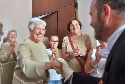 La calma. El caixer senyor, emocionat, rebé la benedicció de l’abadesa en un acte que cada any segueix més gent al convent de Santa Clara - Paco Sturla