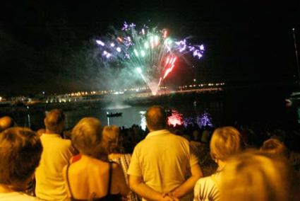 Pirotécnia. Los fuegos lanzados desde Punta Prima iluminaron y embellecieron ayer noche Ciutadella - Cris