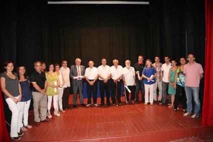 Els ‘batles’ del poble. Exbatles del municipi i regidors actuals, amb els que ahir van rebre l’homenatge del poble i de l’Ajuntament - Javier