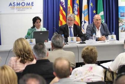 PRESENTACIÓN. Isabel Borrego dio a conocer ayer los detalles del Plan Nacional de Turismo ante los socios de ASHOME - Gemma Andreu