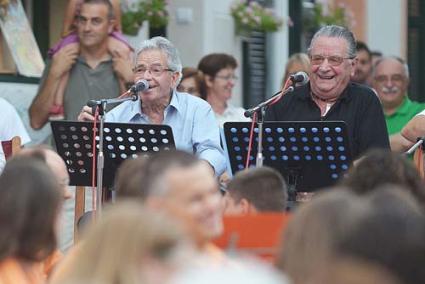 Pregó de festes. Miquel Gomila Salom i Pedro Pons Vives van captivar la plaça, plena a vessar, amb els seus records, en una nit on no hi faltà la Banda de Música - Paco Sturla