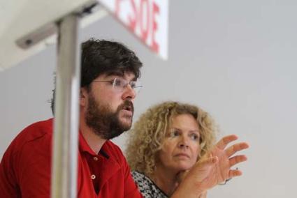 Ejecutiva. El secretario general, Vicenç Tur, y la vicesecretaria, Elena Baquero, tras la reunión del Comité - Gemma Andreu