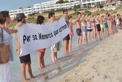 Abrazo. Los participantes quisieron proteger simbólicamente a la Isla de los cambios normativos que puedan abrir las puertas a la desprotección de la naturaleza - Paco Sturla