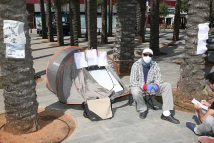 Protesta. El afectado ayer, acampado en la Plaza de la Biosfera - Javier