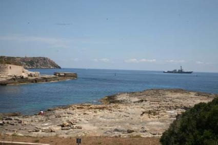 Bocana. El destructor USS Farragut fondeado y visto desde la zona de Es Pouet, en Es Castell - Javier