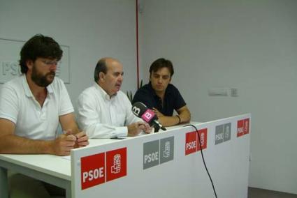 Mesa. Gaspar Zarrías junto a Vicenç Tur y Francesc Miralles, ayer en la sede socialista - P.PSOE