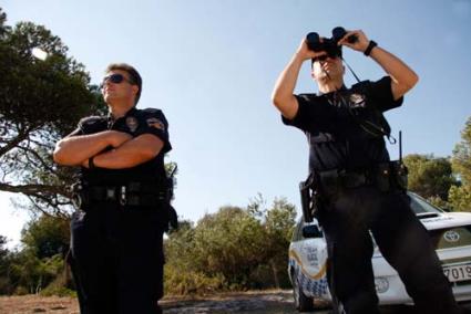 Son Saura. Los dos agentes del SECOM controlando, ayer por la tarde, la playa de Son Saura de Ciutadella - Cris